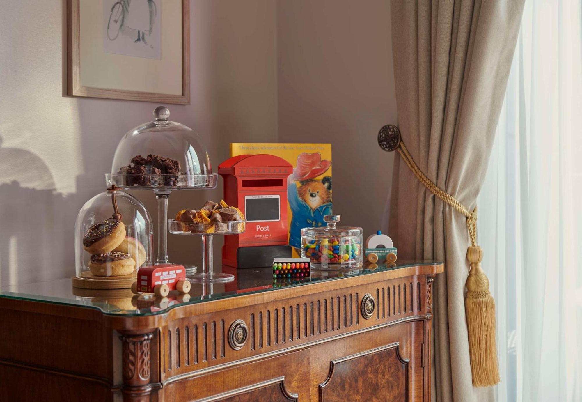 하얏트 리젠시 런던 - 더 처칠 외부 사진 A set of the 2018 LEGO Ideas sets on display